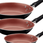 Imagem de um conjunto de três frigideiras Tramontina da linha Caribe, apresentando revestimento antiaderente na cor vermelha com exterior