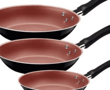 Imagem de um conjunto de três frigideiras Tramontina da linha Caribe, apresentando revestimento antiaderente na cor vermelha com exterior