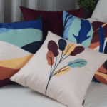 Almofada floral em sala de apartamento moderno