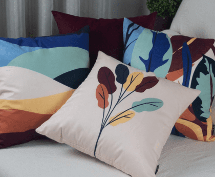 Almofada floral em sala de apartamento moderno