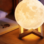 Imagem parcial da luminaria Lua chei em cima de uma mesa de centro
