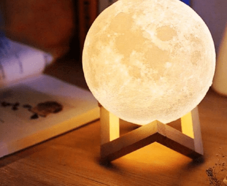 Imagem parcial da luminaria Lua chei em cima de uma mesa de centro