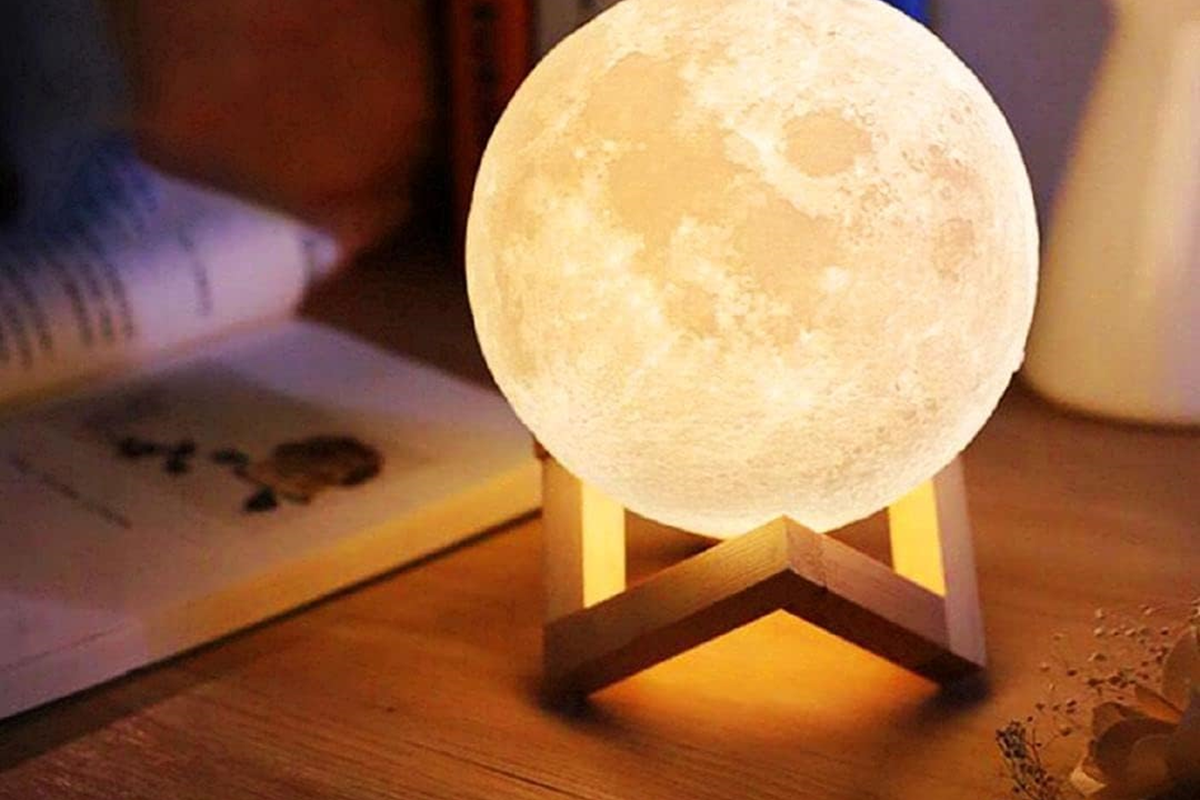 A Luminária Lua Cheia 12 cm: Ilumine Seu Espaço com Estilo